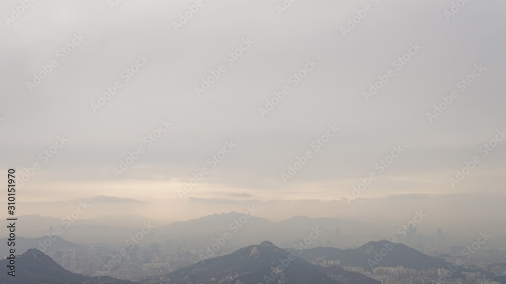 안개낀 남산타워가 보이는 서울모습