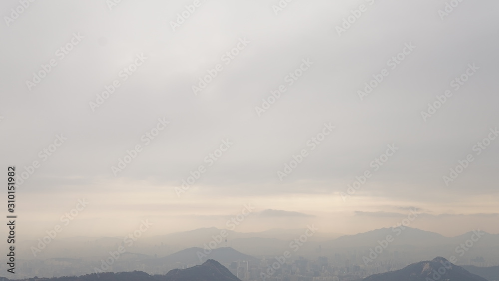 안개낀 남산타워가 보이는 서울 풍경
