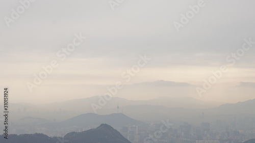 Canvas Print 안개낀 남산타워가 보이는 서울 풍경