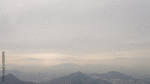 안개낀 남산타워가 보이는 서울모습 © 21pro