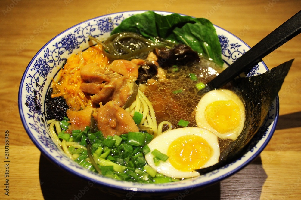 A bowl of ramen with chicken, egg and soybean sprouts and noodles bowl.  Japanese food. Chinese food. Thai cuisine. Popular asian food. foto de  Stock | Adobe Stock