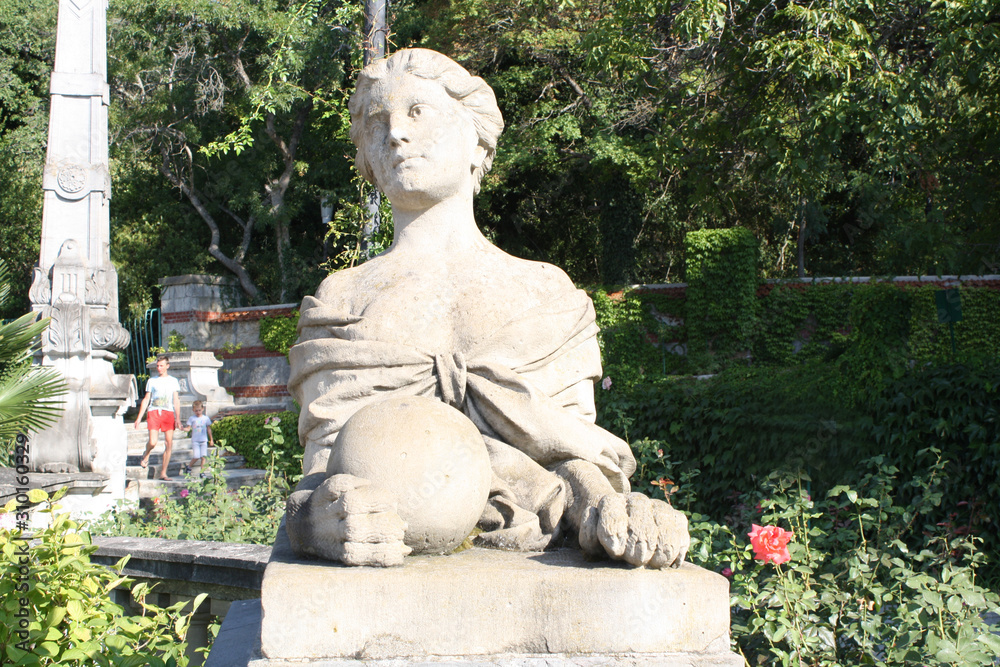 Obraz premium statue in park