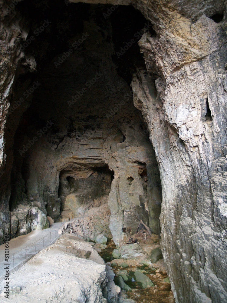 Le ruisseau et l'entrée de la grotte