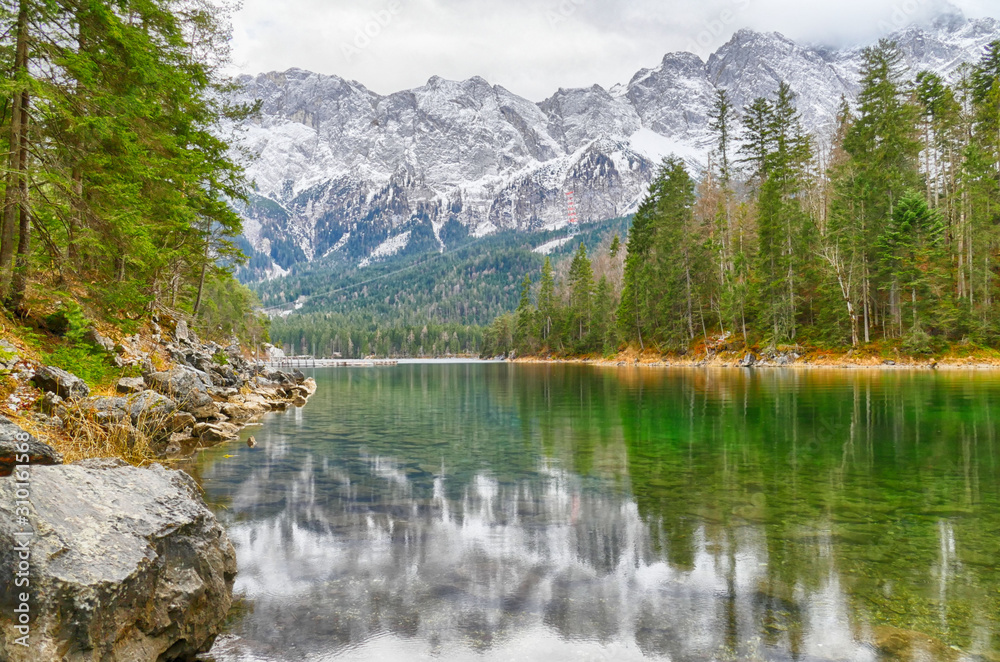 Fototapeta premium Die bayerischen Alpen am Eibsee im Winter