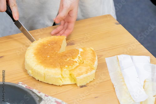 手作りチーズケーキを切り分ける