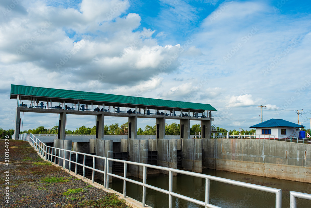 Small sluice, water barrier gate.