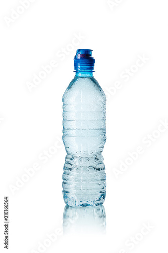 Butelka wody mineralnej pokryta kroplami wody na białym tle z odbiciem