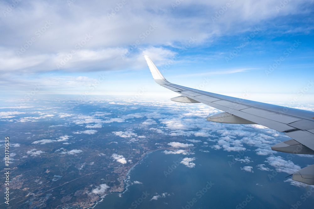 Fototapeta premium airplane with dalian city skyline