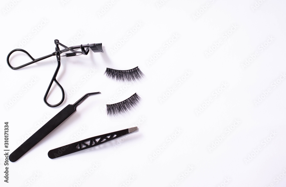 Naklejka premium Composition with false eyelashes on white background with copy space