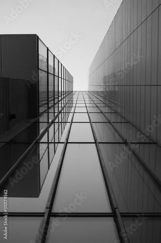 Cuadro en lienzo Greyscale of a roof of a modern building with glass windows under sunlight