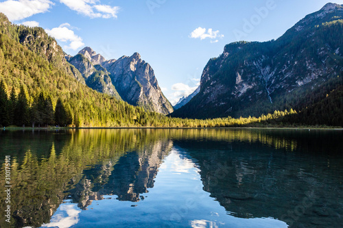 Fototapeta Naklejka Na Ścianę i Meble -  Dobbiaco Lake