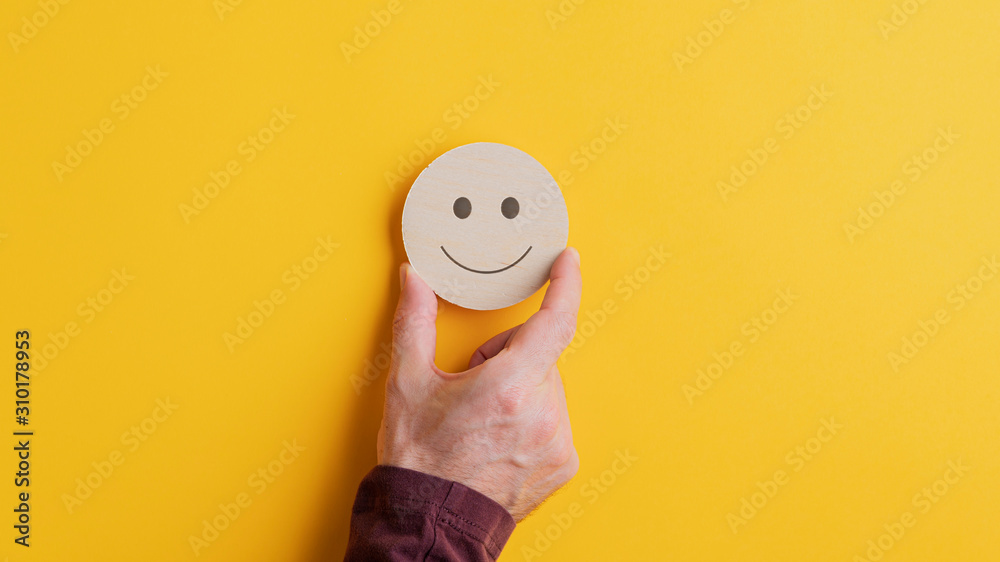 Wooden cut circle with smiling face on it - obrazy, fototapety, plakaty 
