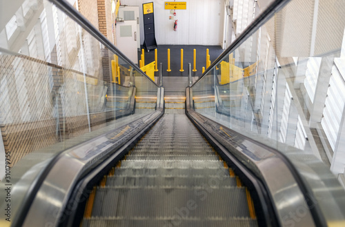 Rolltreppe in einem Hafenterminal führt zum Ausgang - selektiver Fokus photo