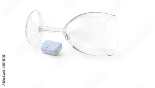 Dishwasher tablet with glass