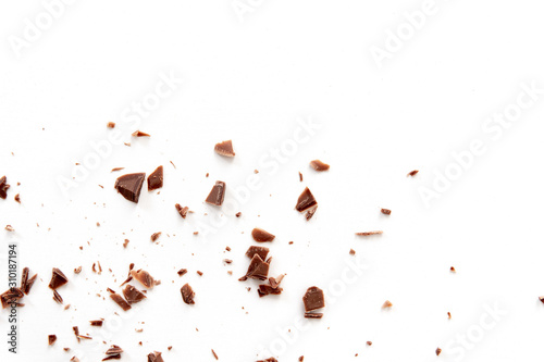Schoko Raspeln auf weißem Hintergrund