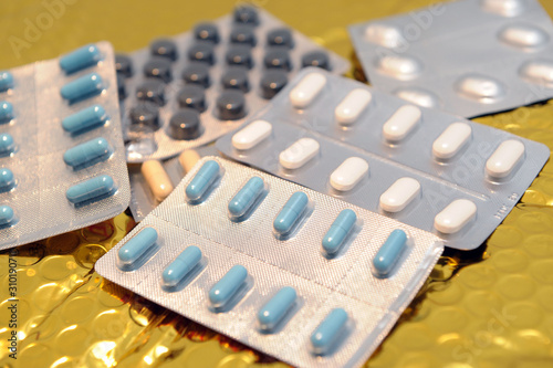 Fotografia Capsules pill in blister packaging and euro money - Pharmaceutical industry concept