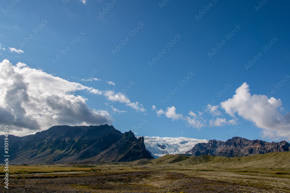Fototapeta premium Island Landschaft mit Gletscher im Sommer in der Mittagssonne