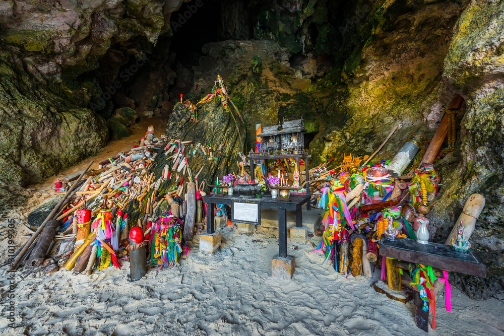 Obraz premium Phra Nang Princess Cave am Railay beach bei Krabi, Thailand