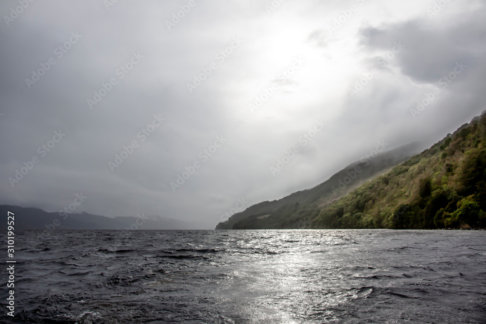 Tiefe Wolken am Loch Ness, Schottland