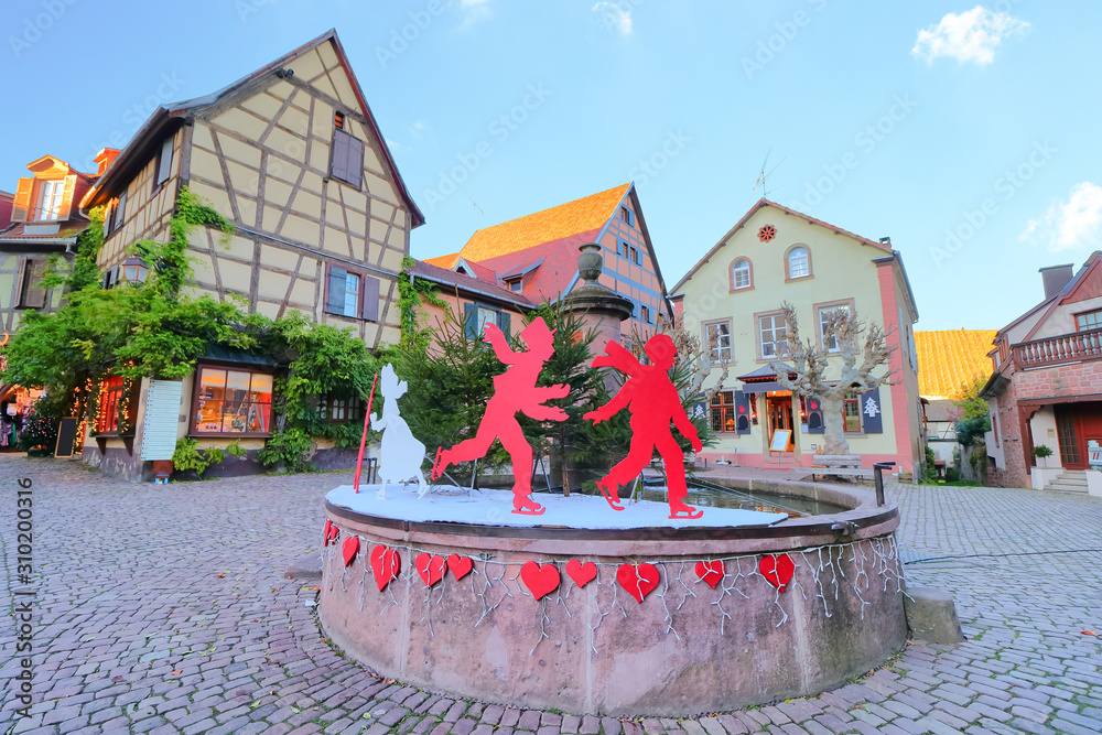 Φωτογραφία Fountain decorated by Christmas in Riquewihr town in Alsace wine region, France