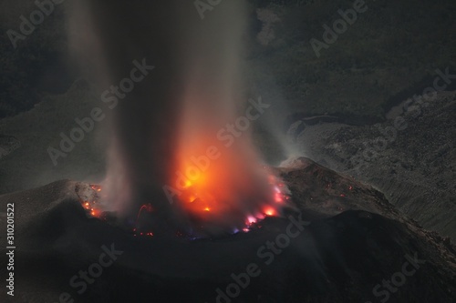 Photo Molten lava glows in volcanic crater of Santiaguito Santa Maria Guatemala