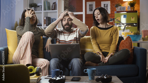 Canvas Print Disappointed friends watching sports online