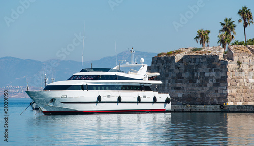 Charteryacht im Hafen von Kos-Stadt auf der Insel Kos Griechenland