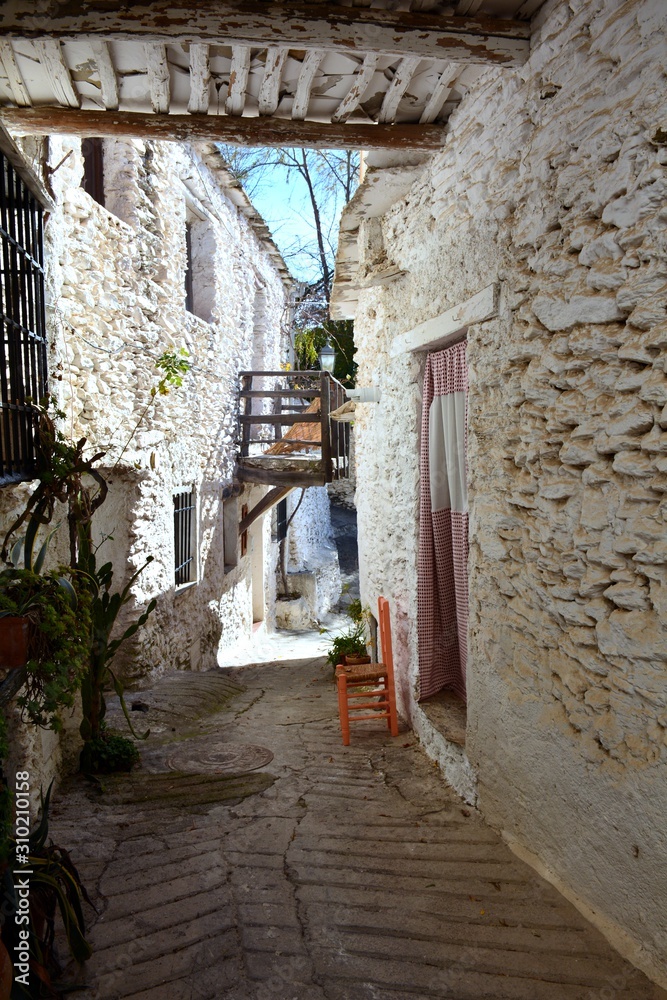 Calle típica del pueblo de Capileira en la Alpujarra de Granada