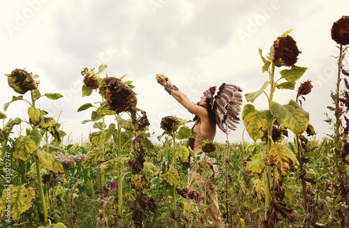 Fotografia An Indian girl is seen in a dried out crop field