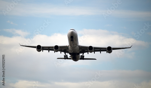 avion despegando de un aeropuerto