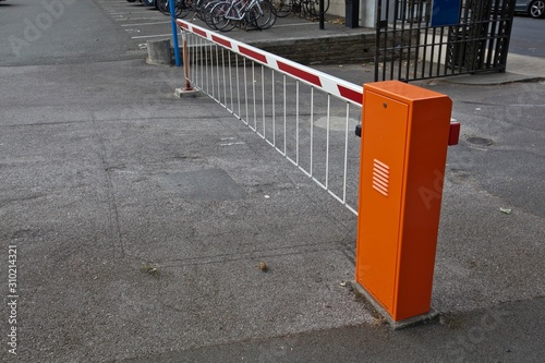 Closed parking barrier