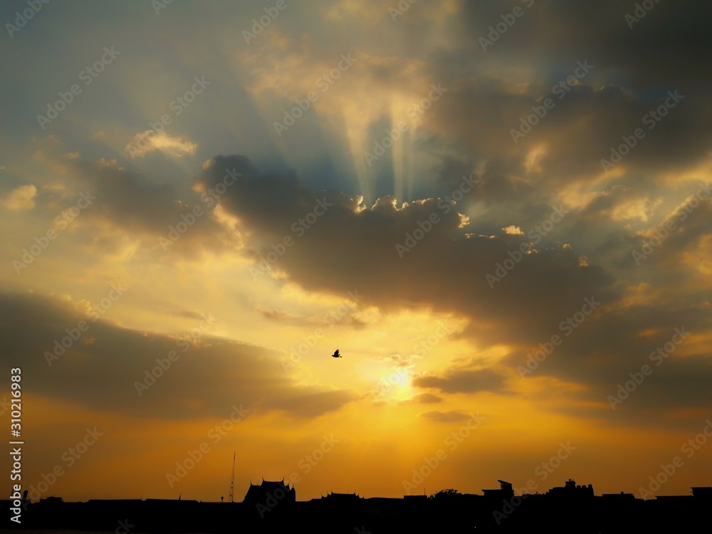 Obraz premium sunset with dramatic clouds