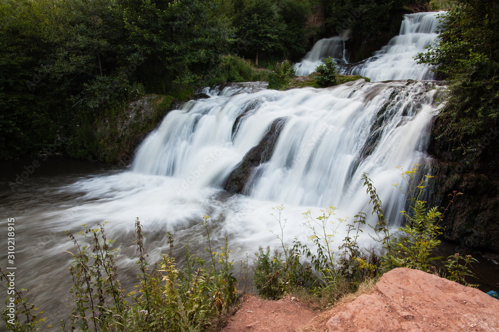 Fototapeta premium Wodospad Czerwonograd w obwodzie Tarnopolskim na Ukrainie