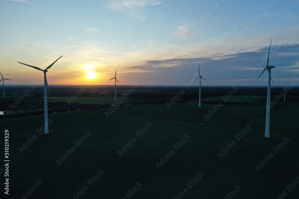 Windkraftanlage bei Sonnenuntergang, Windpark