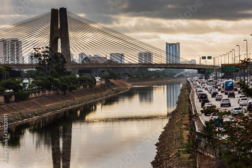 Cidade de São Paulo, com rio Tietê, pontes e trânsito photo