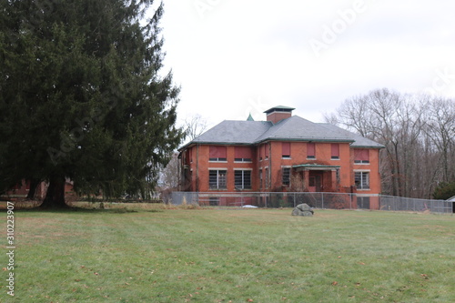 Foto Abandoned mental asylum psychiatric hospital
