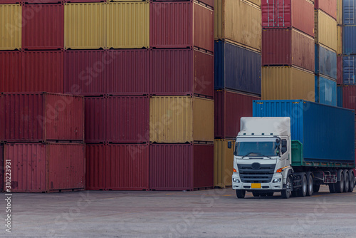 Forklift trucks Manage cargo, containers in the logistic yard and export containers in the area.