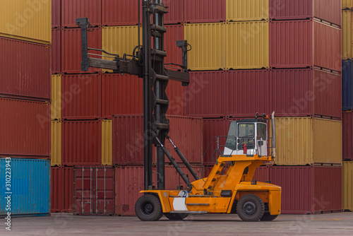 Forklift trucks Manage cargo, containers in the logistic yard and export containers in the area.