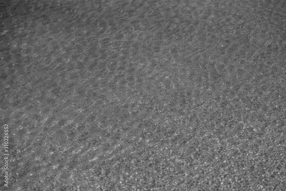 Obraz premium Grayscale Close up of the clear water of 