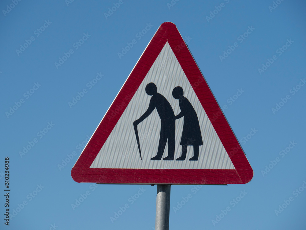 Panneau de signalisation, attention personnes âgées - Estonie Panneau de signalisation, attention personnes âgées - Estonie