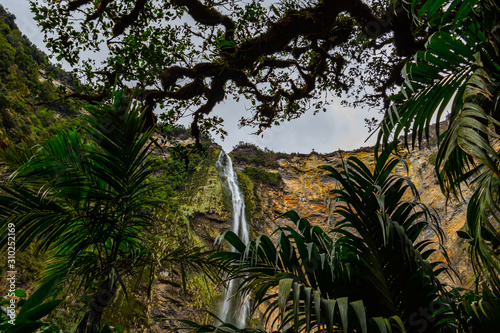 riesiger Wasserfall im Dschungel von Gocta Peru