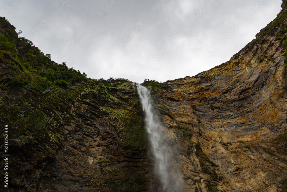 Obraz premium riesiger Wasserfall von Gocta Peru