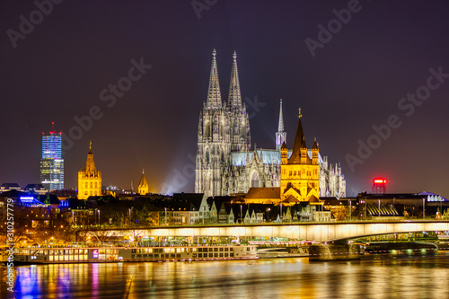 Köner Dom in der Nacht