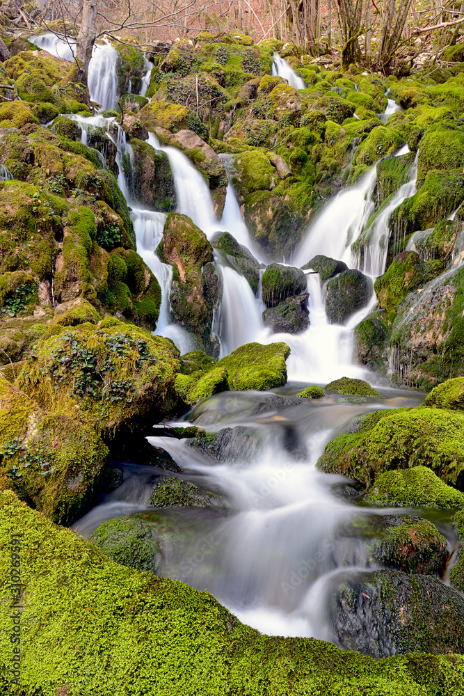 Fototapeta premium La Tobería - Agua,. Ríos, Cascadas, - Andoin (Álava).