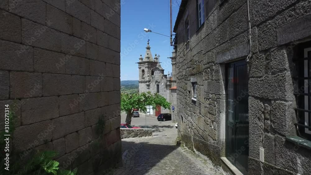 As ruas estreitas e a igreja ao fundo