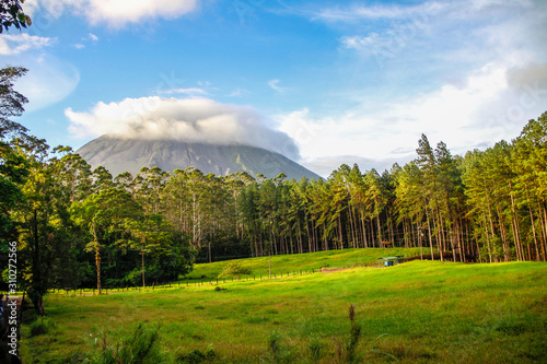 Fototapeta Naklejka Na Ścianę i Meble -  The border volcano in Monteverde and its beautiful surroundings. Costa Rica