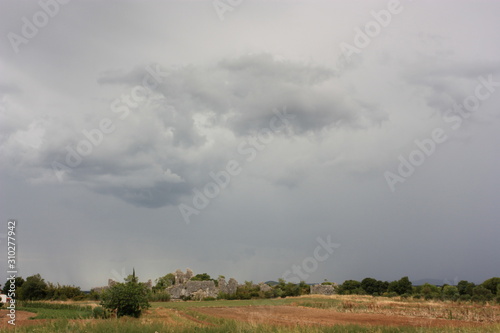 Felsen und Wolken