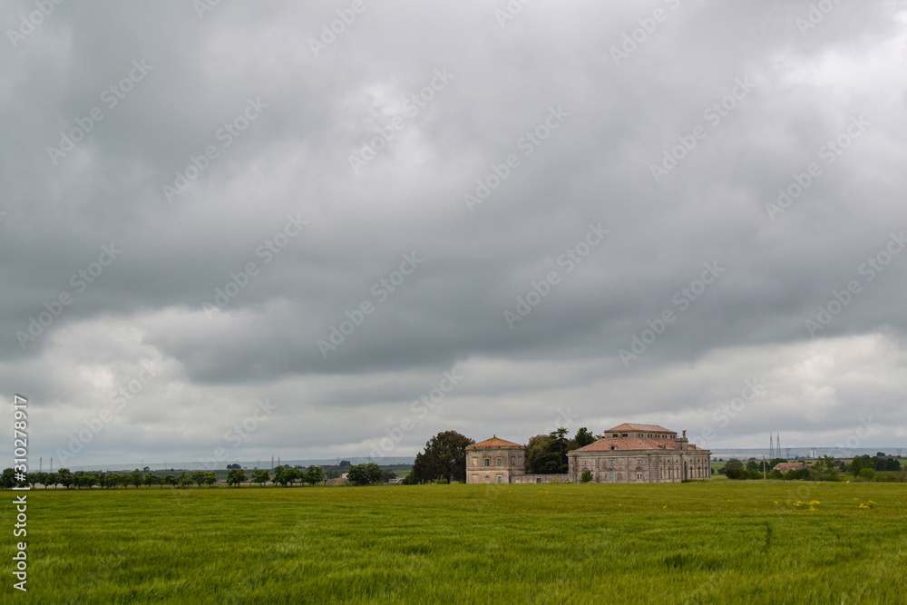 Vista panoramica della campagna in Basilicata Italia con cielo nuvoloso