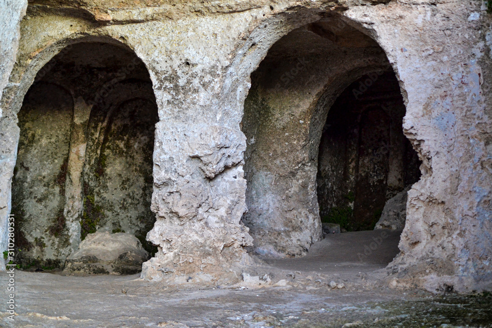 antica grotta nella roccia della preistoria Basilicata Italia