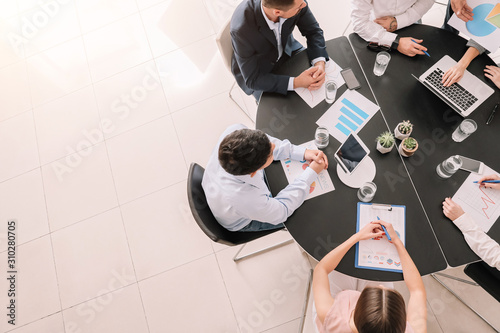 Group of business people du...